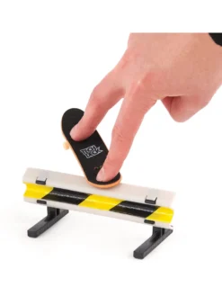 SPIN MASTER SPINMASTER Tech Ted -Fingerboards 0 -Spin Master 438cb2a74c9cbd0ac9474abe98839aeb