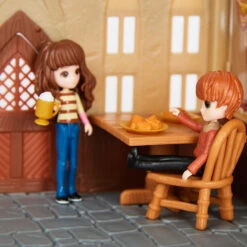 SPIN MASTER Wizarding World Harry Potter - Three Broomsticks (Drei Besen) Spielset... -Spin Master spin master wizarding world harry potter three broomsticks drei besen spielset 4